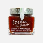 Frasco de mermelada de fresa "Locura di fragole", con tapa decorativa y etiqueta atractiva, ideal para untar en tostadas o postres.