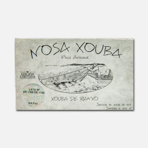 Cartel de N'osa Xouba, que presenta un diseño artístico con un dibujo de un pez y el texto "Kouba de Bramo". Ideal para promocionar la cultura marina y la gastronomía local.