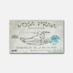 Etiqueta de la cerveza "Nossa Praia", con un diseño vintage que presenta una ilustración de surf. Incluye el texto "Cervecería de la Isla de Arosa" y se destaca por su carácter artesanal. Ideal para amantes de cervezas únicas y locales.