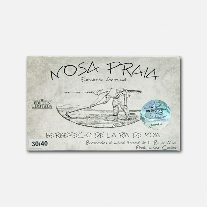 103 Etiqueta de la cerveza "Nossa Praia", con un diseño vintage que presenta una ilustración de surf. Incluye el texto "Cervecería de la Isla de Arosa" y se destaca por su carácter artesanal. Ideal para amantes de cervezas únicas y locales.