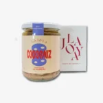 Tarro de galletas "Cocorriiz" con diseño colorido, junto a una caja blanca con el logo "Joya". Ideal para amantes de los dulces y regalos.