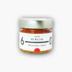 Tarro de miel orgánica de 60 gramos, con etiqueta minimalista y tapa metálica, ideal para endulzar bebidas y postres.