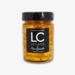 Tarro de conserva de la marca La Fabada, con frijoles en una salsa amarilla, ideal para preparar platos tradicionales españoles.