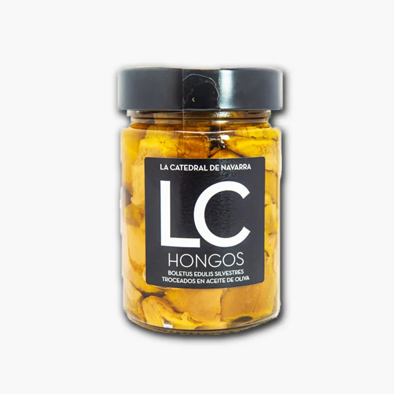 122 Frasco de hongos deshidratados de la marca LC, con tapa negra y etiqueta en blanco y negro, ideal para la preparación de platos gourmet.
