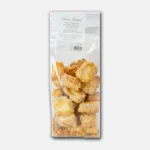 Paquete transparente con galletas de coco crujientes, ideal para acompañar café o té.