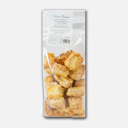 Paquete transparente con galletas de coco crujientes, ideal para acompañar café o té.