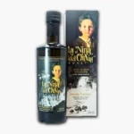 Botella de aceite de oliva "La Niña de Oro" con su estuche, destacando su diseño elegante y la imagen de una figura histórica. Ideal para gourmet y cocina mediterránea.