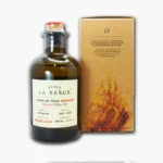 Botella de aceite de oliva virgen extra "La Barca" junto a su envase, destacando su presentación elegante y artesanal. Ideal para aderezos y cocina gourmet.