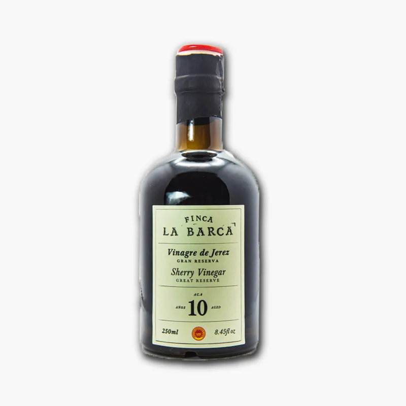 145 Botella de vinagre de Jerez de 10 años de la marca La Bodega, con etiqueta clara y tapa negra. Ideal para aderezos y platos gourmet.