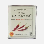 Lata de pimiento seco de la marca "La Barca", con tres chiles rojos en la etiqueta, peso neto de 250 gramos.
