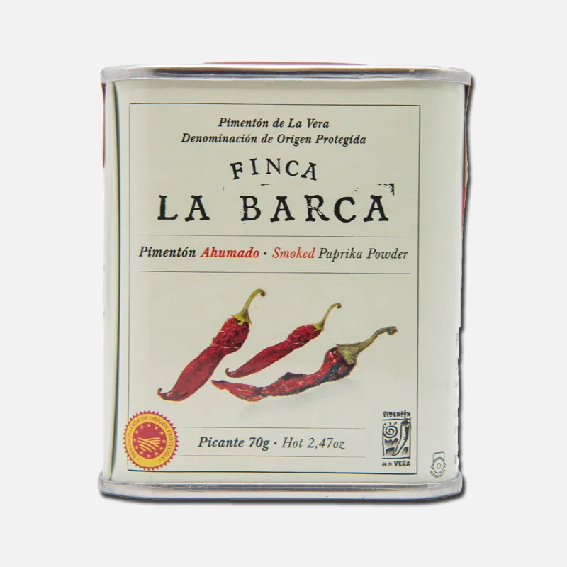 24 Lata de pimiento seco de la marca "La Barca", con tres chiles rojos en la etiqueta, peso neto de 250 gramos.