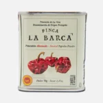 Lata de pimientos secos de la marca Finca La Barca, con un diseño atractivo y etiqueta informativa, destacando su origen y calidad. Peso neto de 70 gramos.