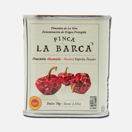 Lata de pimientos secos de la marca Finca La Barca, con un diseño atractivo y etiqueta informativa, destacando su origen y calidad. Peso neto de 70 gramos.