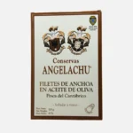 Etiqueta de conserva de filetes de anchoa en aceite de oliva de la marca Angelachu, destacando su origen y calidad. Ideal para aperitivos y recetas gourmet.