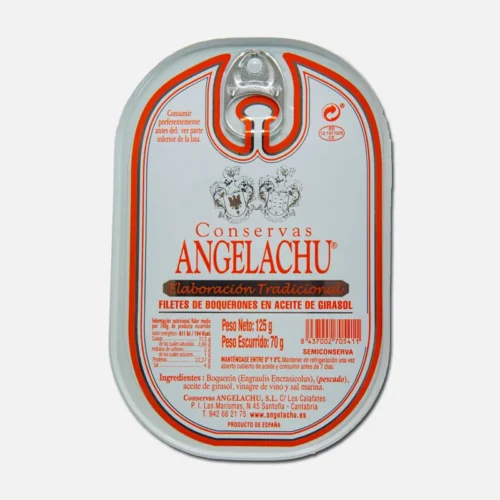 Lata de atún en aceite de oliva de la marca Angelachu, con información nutricional y de ingredientes en el etiquetado. Ideal para ensaladas y platos mediterráneos.