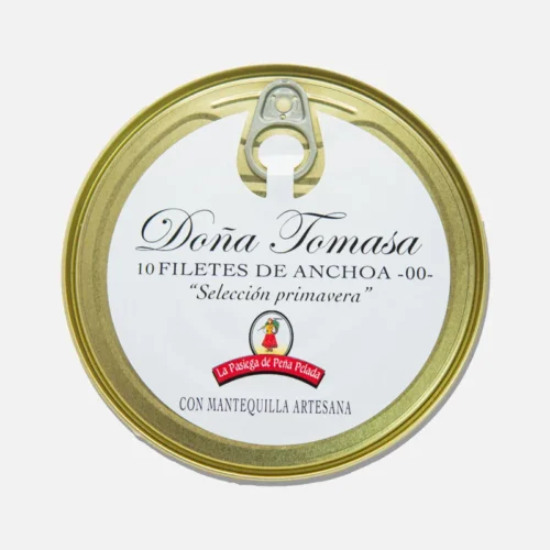 Lata de filetes de anchoa Doña Tomasa, con diseño clásico y etiqueta blanca que destaca la calidad del producto. Ideal para aperitivos y recetas gourmet.