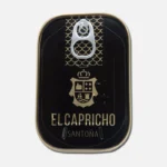 Lata de conservas El Capricho de Santona, con diseño elegante en negro y dorado, destacando el escudo y logotipo de la marca. Ideal para amantes de productos gourmet.
