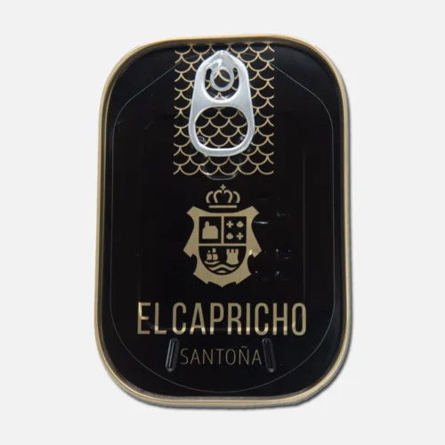 Lata de conservas El Capricho de Santona, con diseño elegante en negro y dorado, destacando el escudo y logotipo de la marca. Ideal para amantes de productos gourmet.