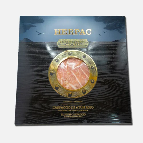 Paquete de salmón ahumado con diseño náutico, presentado en un fondo oscuro con detalles dorados. Ideal para aperitivos y ocasiones especiales.
