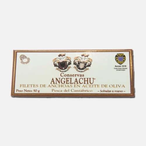 Etiqueta del producto Angelachu, que presenta filetes de anchoas en aceite de oliva, con un diseño atractivo y detalles informativos sobre su contenido. Ideal para amantes de la gastronomía.