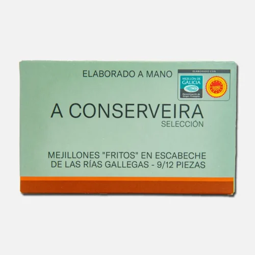 Lata de mejillones fritos en escabeche de A Conserveira, con 9/12 piezas, elaborada a mano y etiquetada con certificaciones de calidad. Ideal para tapas y platos gourmet.