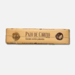 Cartel de madera de Pazo de Cibrón, con diseño rústico y texto que indica su ubicación y características. Ideal para decoración de espacios relacionados con la cultura gallega.