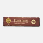 Pasta de chocolate envuelta en papel marrón con diseño elegante y logotipo distintivo, ideal para repostería y postres.