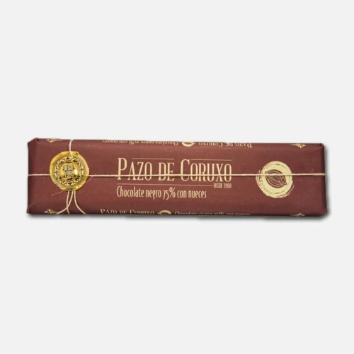 Pasta de chocolate envuelta en papel marrón con diseño elegante y logotipo distintivo, ideal para repostería y postres.