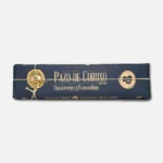 Caja de papel de regalo de color azul oscuro con un diseño elegante y etiqueta dorada que dice "Plato de Cortar". Ideal para presentaciones y regalos especiales.