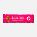 Papel de regalo colorido con diseño floral, ideal para envolver regalos y decorar ocasiones especiales.