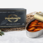Lata de mejillones en escabeche de la edición gourmet Doña Rosario, con seis a ocho piezas visibles y un atractivo empaque negro con detalles dorados.