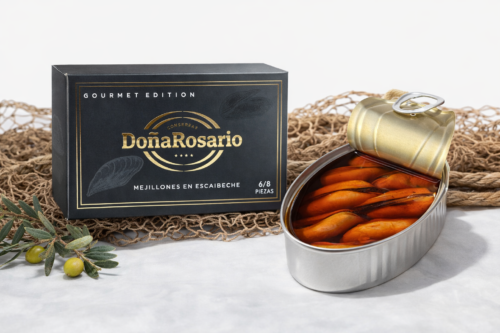 Lata de mejillones en escabeche de la edición gourmet Doña Rosario, con seis a ocho piezas visibles y un atractivo empaque negro con detalles dorados.
